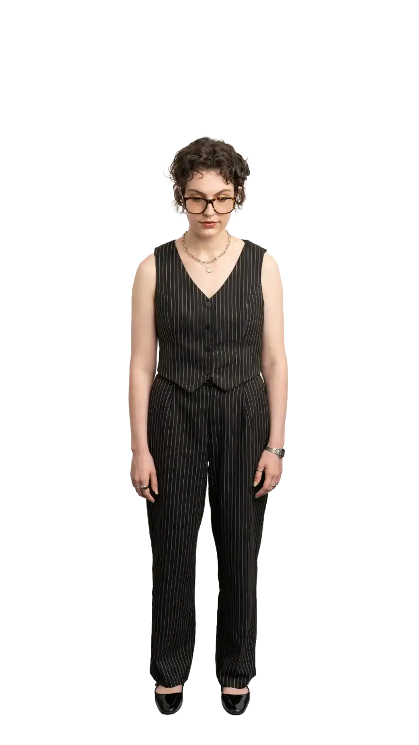 Léoné Peyper, Project Manager at The Start, full-body portrait — looking straight down