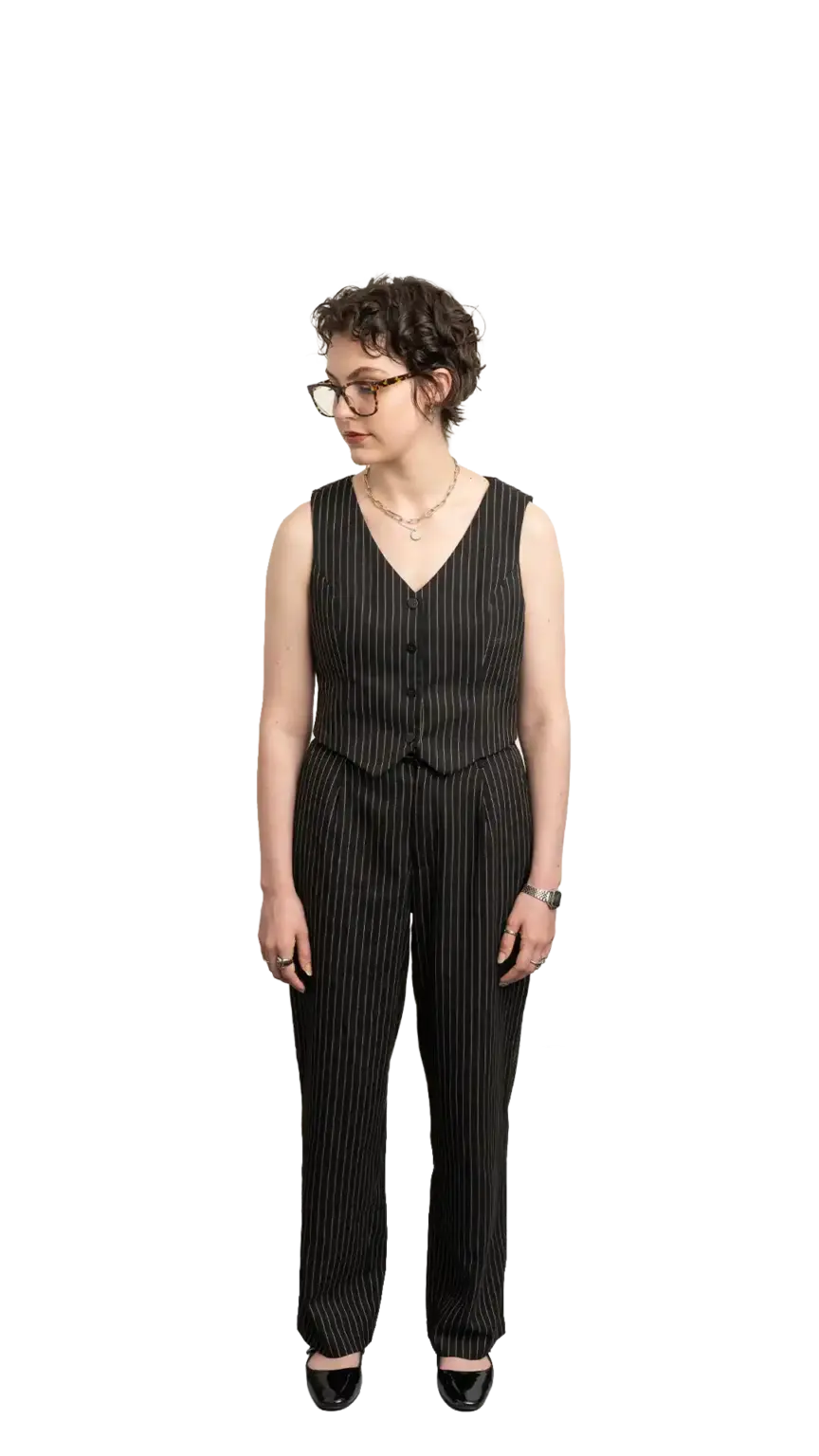 Léoné Peyper, Project Manager at The Start, full-body portrait — looking down and to the left