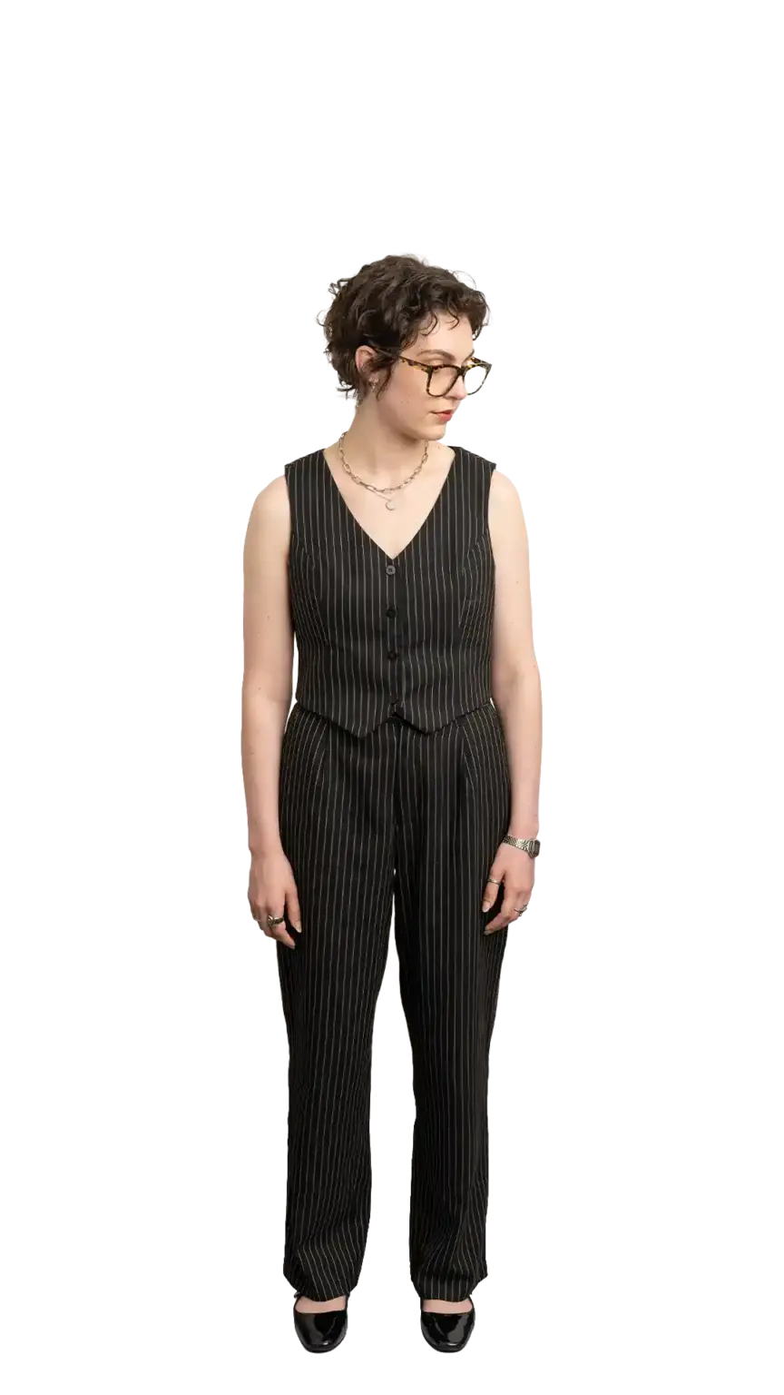 Léoné Peyper, Project Manager at The Start, full-body portrait — looking down and to the right