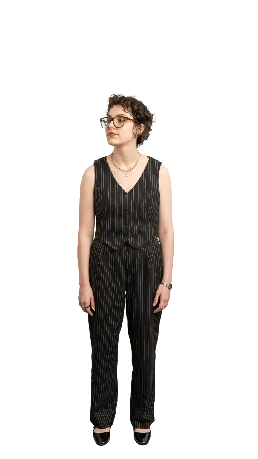 Léoné Peyper, Project Manager at The Start, full-body portrait — looking to the left