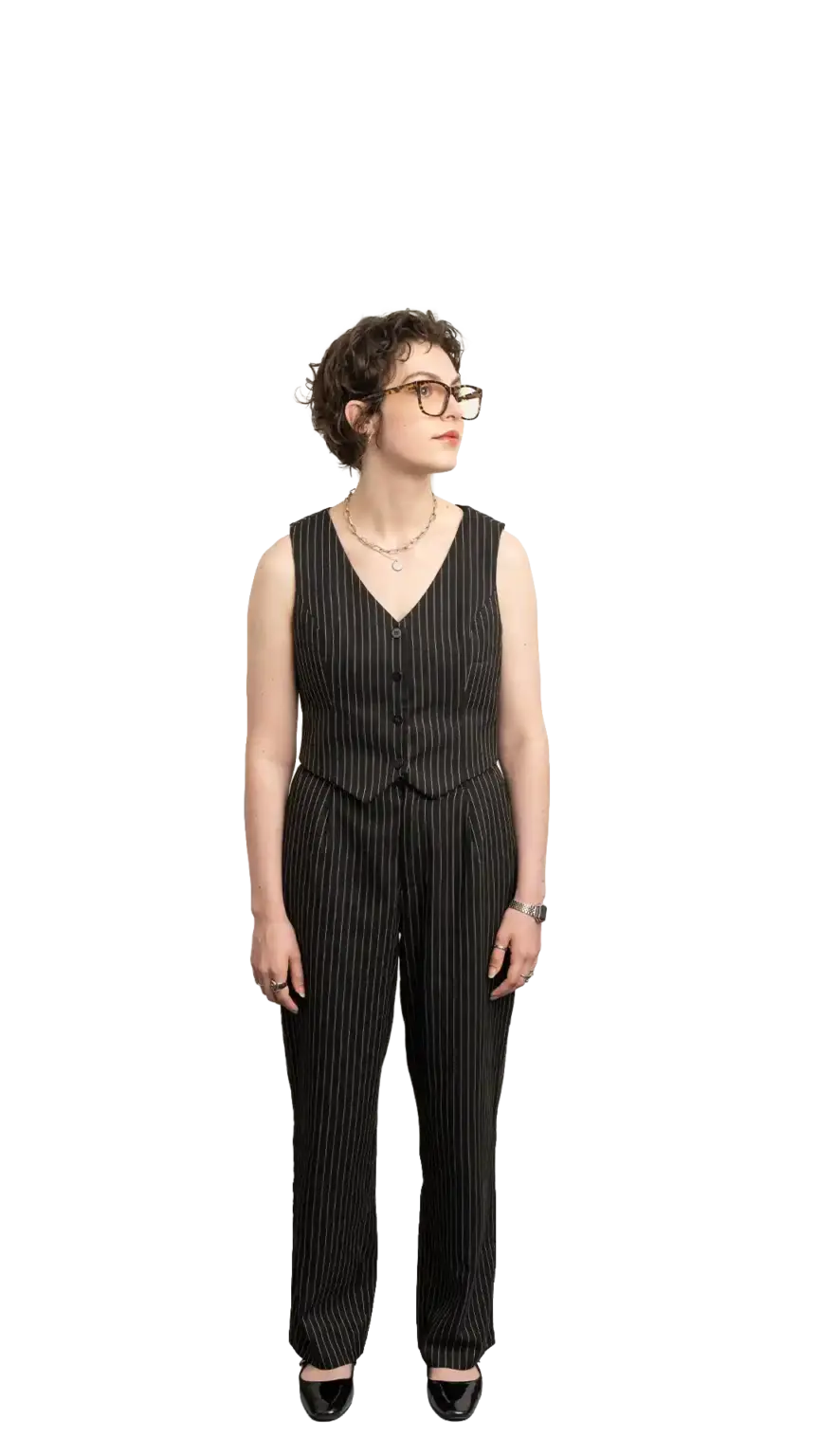 Léoné Peyper, Project Manager at The Start, full-body portrait — looking to the right
