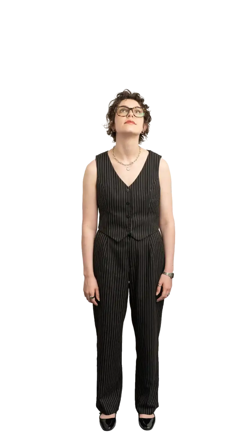 Léoné Peyper, Project Manager at The Start, full-body portrait — looking straight up