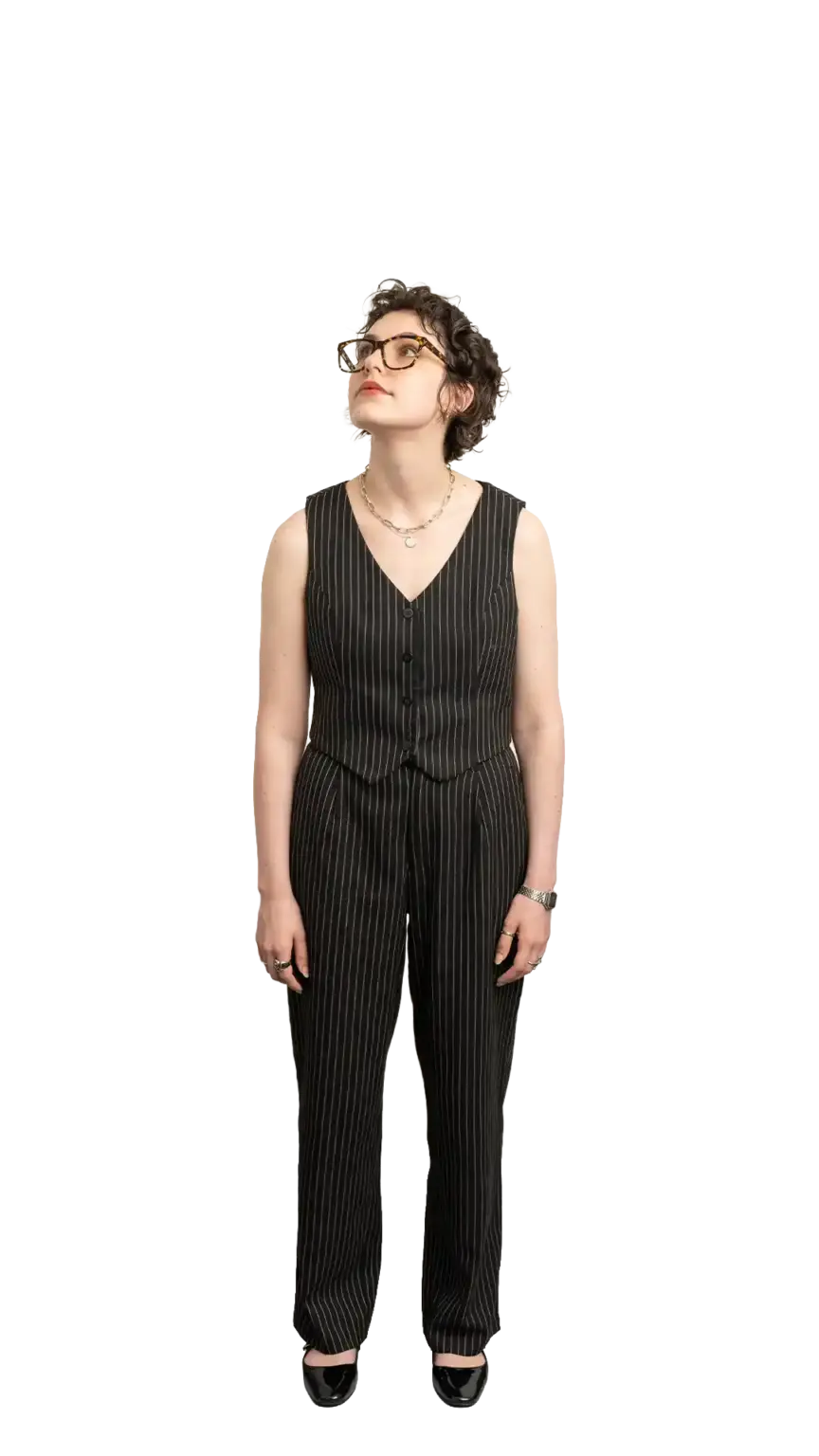 Léoné Peyper, Project Manager at The Start, full-body portrait — looking up and to the left