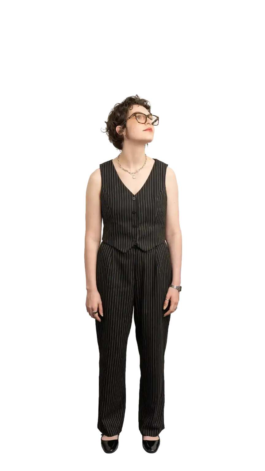 Léoné Peyper, Project Manager at The Start, full-body portrait — looking up and to the right